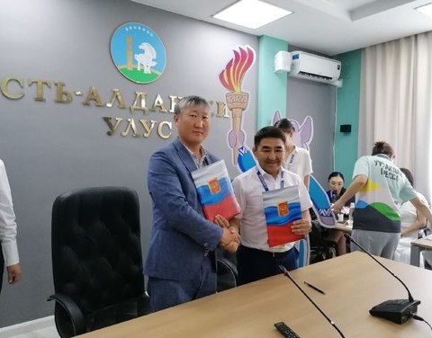 От ыйын 6 күнүгэр Бороҕоҥҥо улуус баһылыга Никита Андреев адаптивнай спорт уонна физическай култуура Өрөспүүбүлүкэтээҕи киин дириэктэрин Ньургун Ивановы кытары бииргэ үлэлииргэ сөбүлэҥ түһэристилэр.