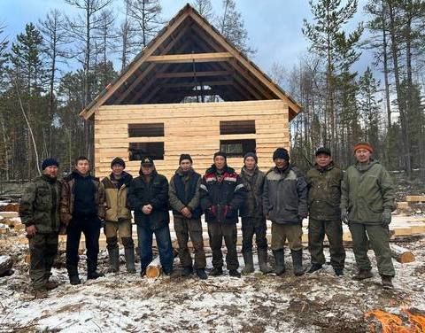 Тутуу биригээдэтэ 100-үс дьиэ көҥдөйүн учууталлар дьиэ кэргэттэригэр босхо тутан биэрдэ