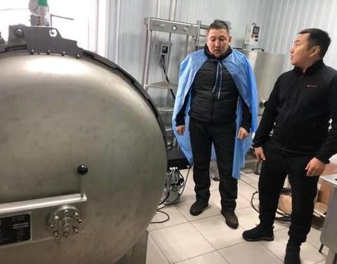 Заместитель министра сельского хозяйства Артём Александров работает в Горном улусе